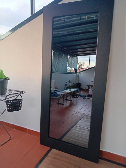 Espelho preto, de boa qualidade