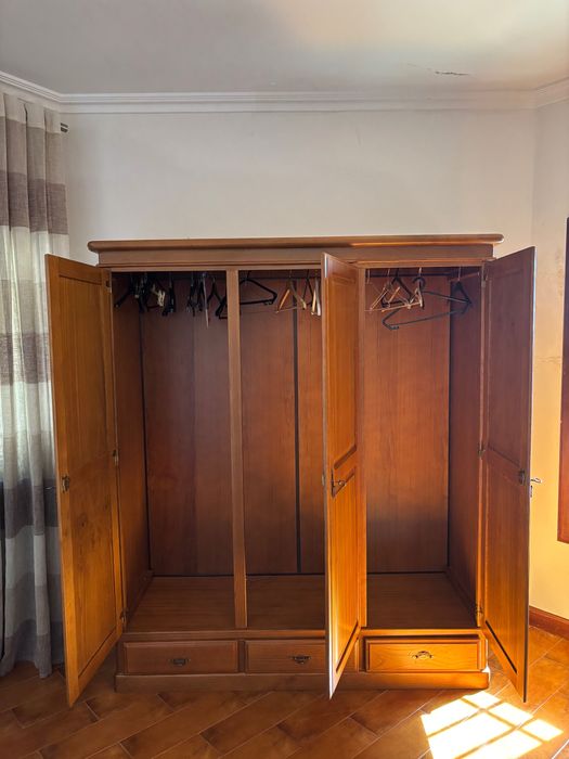 Roupeiro em Madeira Maciça – Clássico, Robusto e Espaçoso