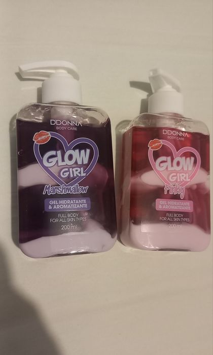 São dois géis hidratantes e aromatizantes corporais (com doseador) da marca D'Donna, da linha Glow Girl (200 ml cada). Tem duas variedades/cheiros: