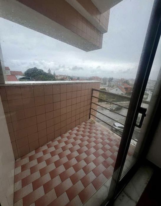 Aluga-se quarto espaçoso com varanda e piscina na Cotovia, Sesimbra