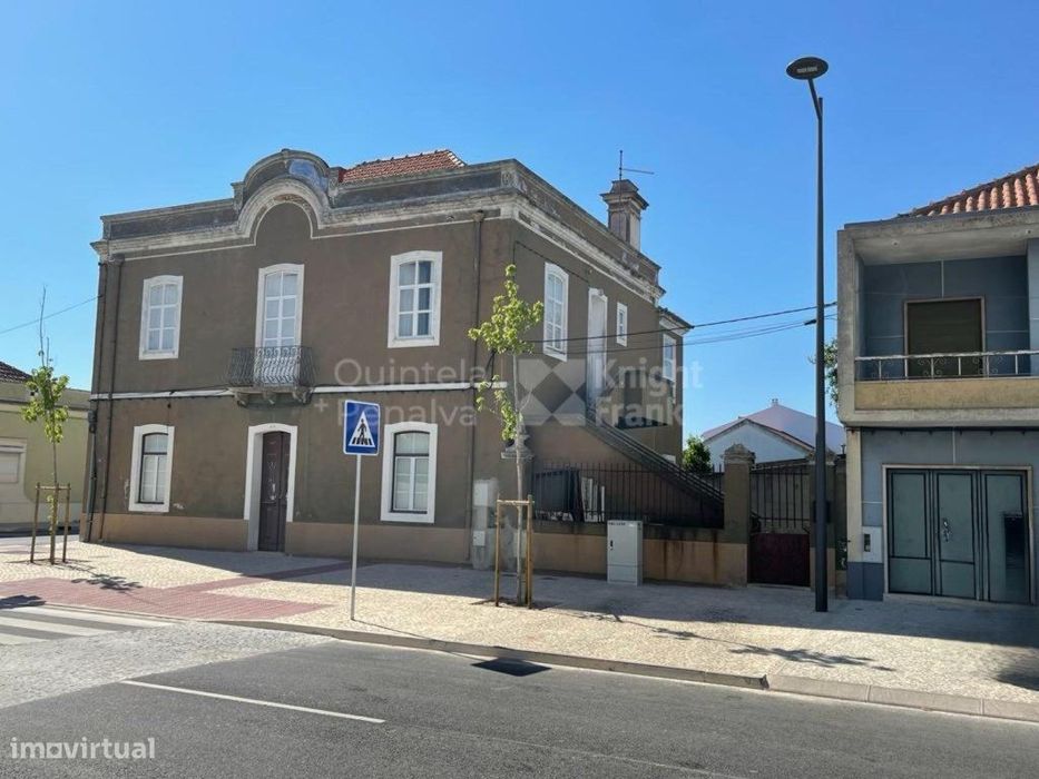 Edifício habitacional multifamiliar no coração de Grândola
