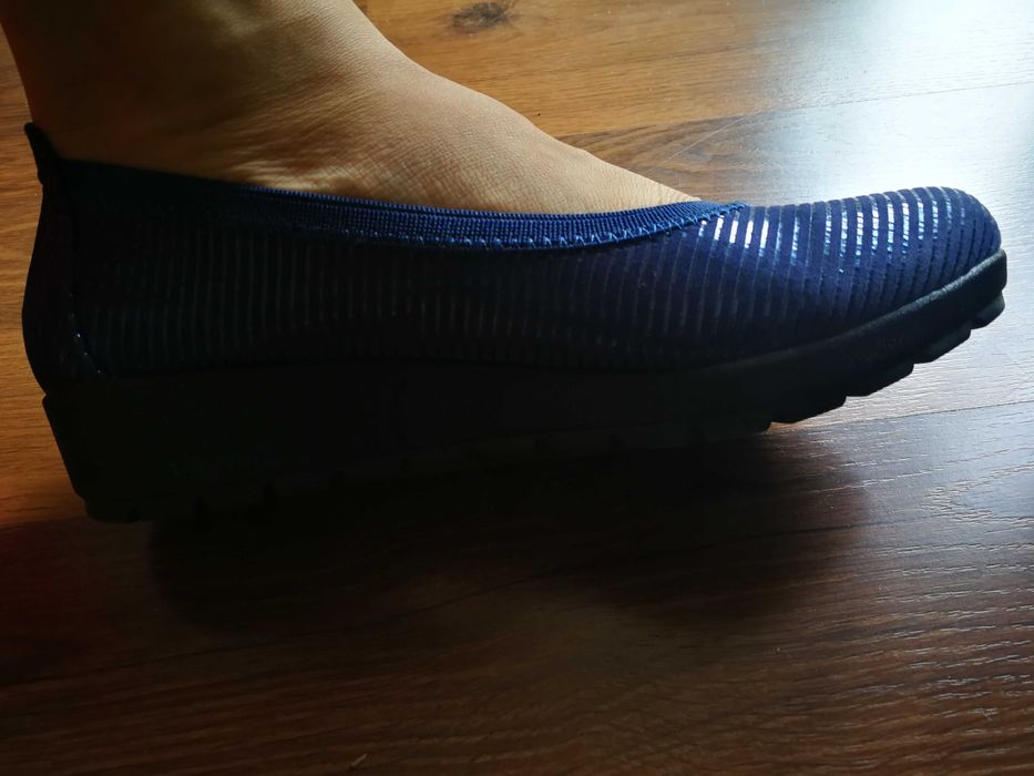 Nowe baleriny Flippo, granatowe z połyskiem, r. 38