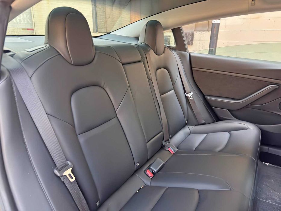 Tesla Model 3      2021