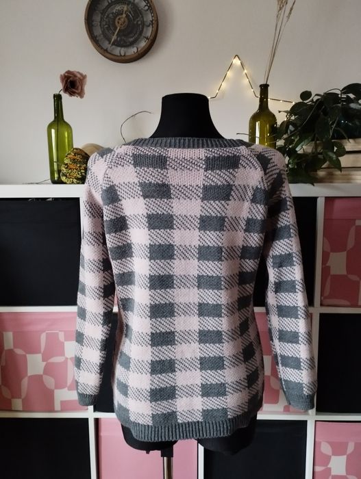 Sweter pudrowy róż szary w kwadraty kratkę