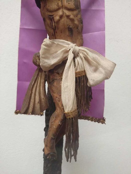 Antiga Cruz com Cristo em madeira talhado e policromado