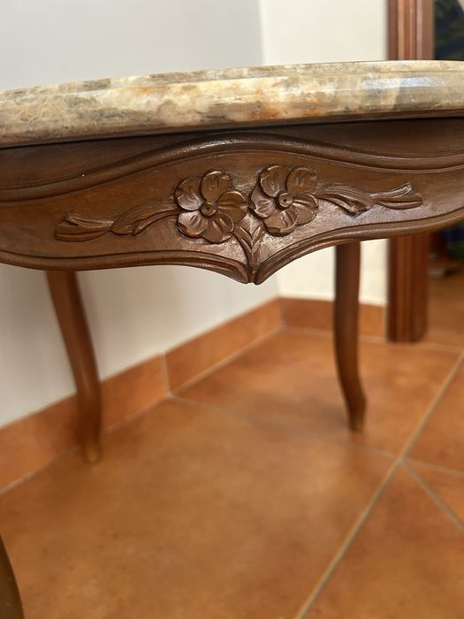 Mesa de apoio de tampo em mármore