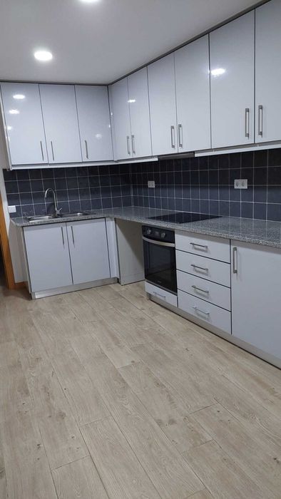 T2 reconstruído com cozinha equipada e pátio