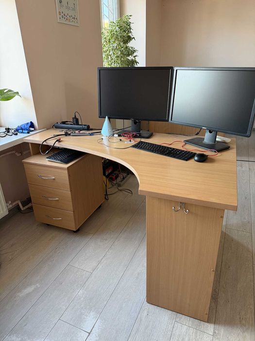 Офісні меблі: столи, шафа