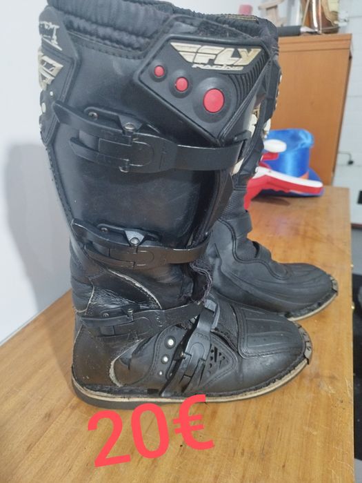 Vários equipamentos para enduro