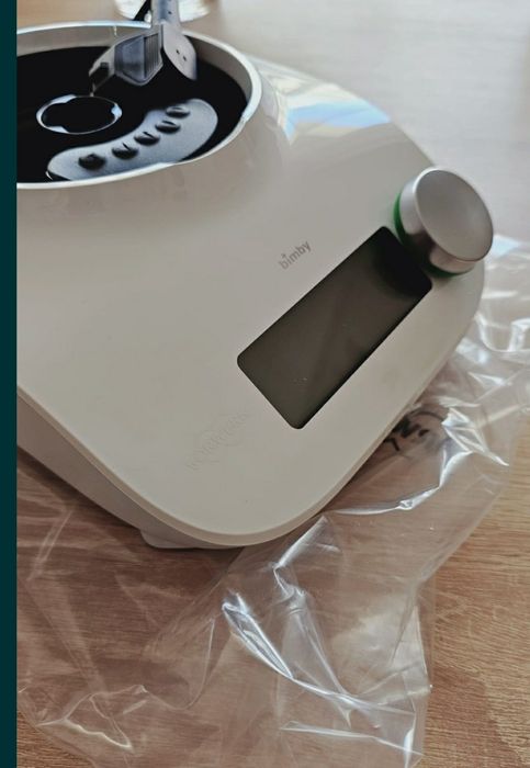 Bimby Friend sem uso, está nova! Oferta copo TM6 no valor 240 €.