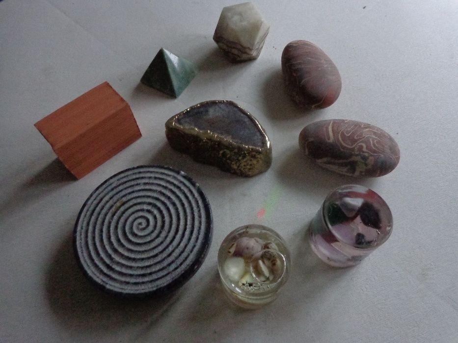 Biblot pisa papeis-conchas dentro de agua