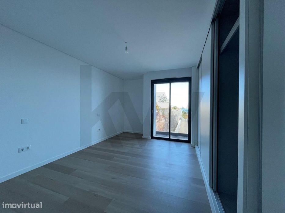 Apartamento T3 Caniço c/ jardim privativo e logradouro c/ vista mar