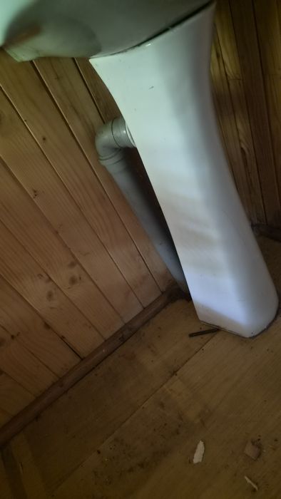 Oddam i umywalkę z kranem