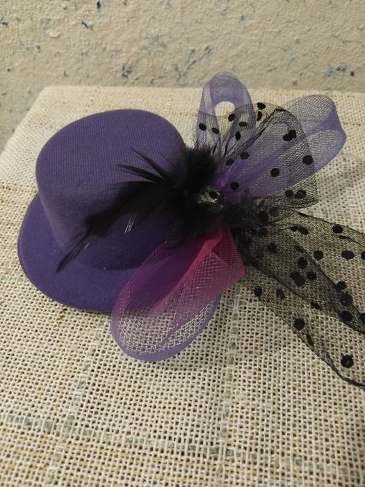 Капелюшок на заколках