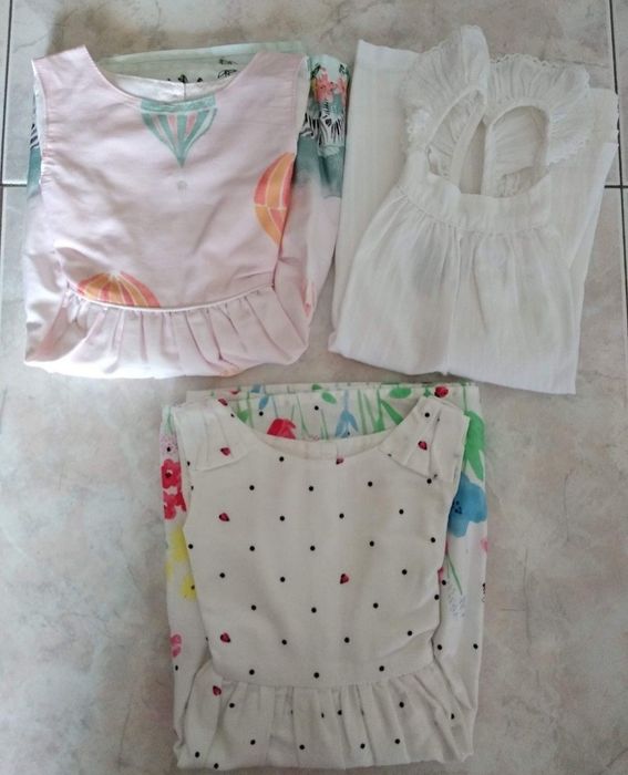 Três vestidos de menina como novos.
