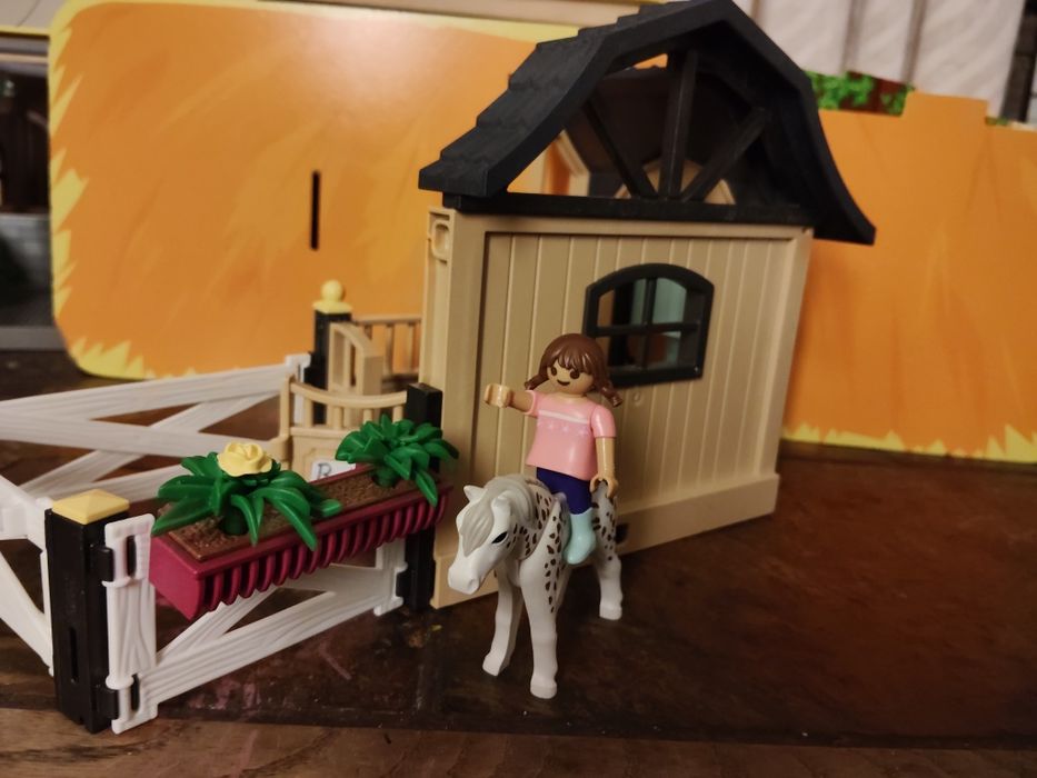 Playmobil stajnia 
PLAYMOBIL Country 71240 Przedłużenie stajni jeździe