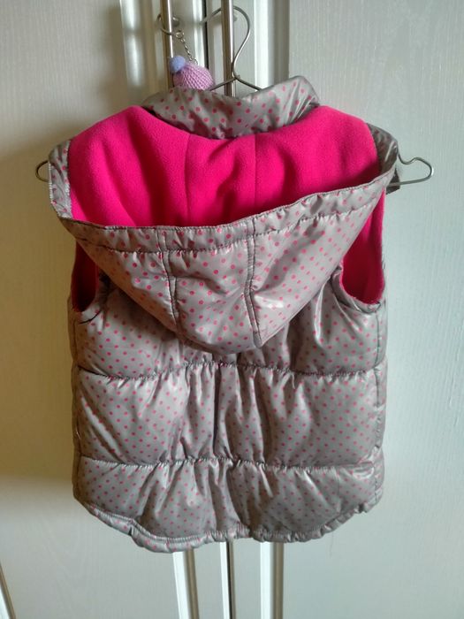 Жилет осенний для девочки с капюшоном