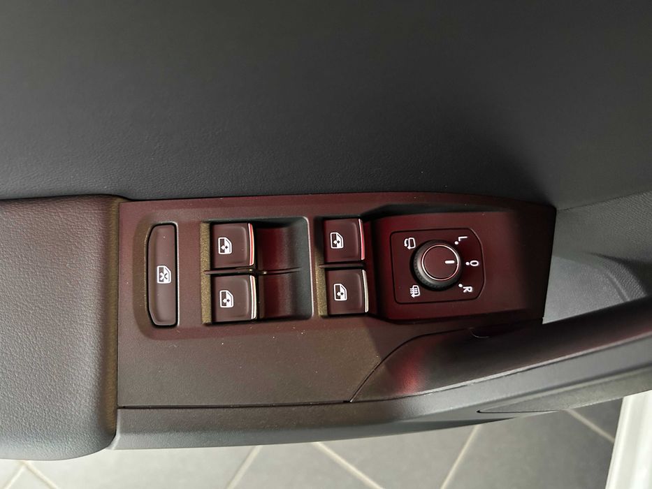 Новий SEAT Leon 2025 FR 1.5 eTSI mHEV DSG (150 к.с.)