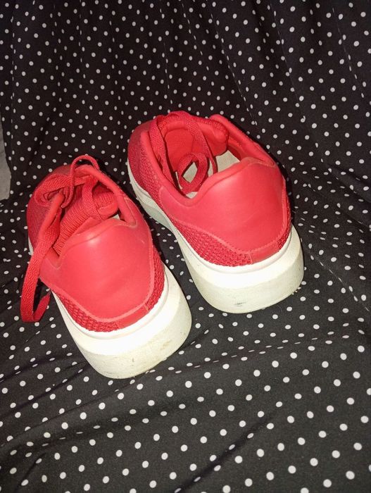 Продам жіночі кросівки