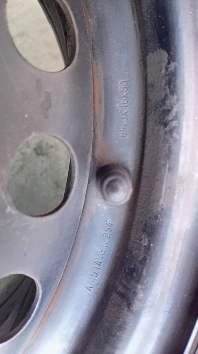 Pneu suplente jante de ferro marca Ford