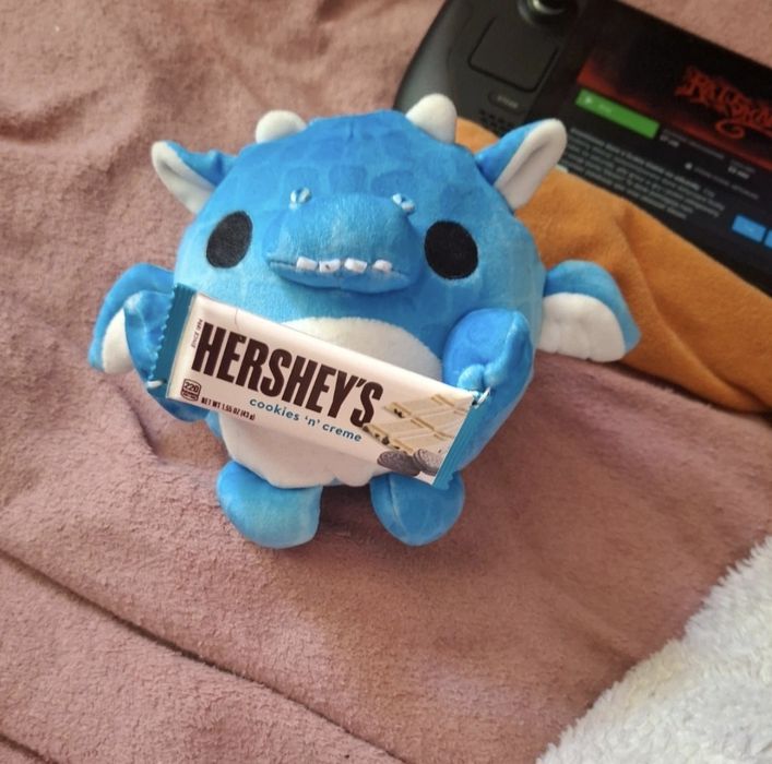 Smok trzymający hersheys bar