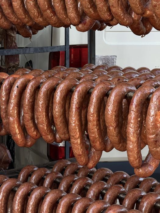 Копченості  ковбаса, шинка, шпондер, підчеревина, сало, ребра