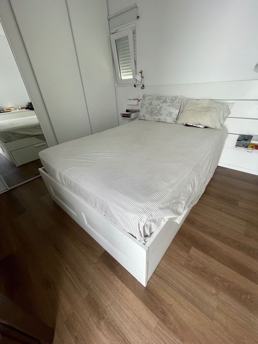 Cama c/arrumação BRIMNES, branca, 140x200 c/ estrado de ripas LÖNSET e colchão Pikolin Melodia