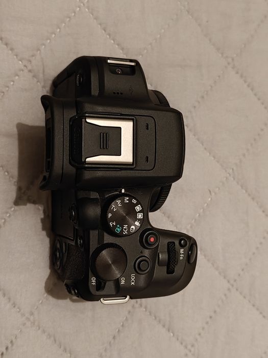 Canon EOS R10 como nova, com lente RF-S 18-45