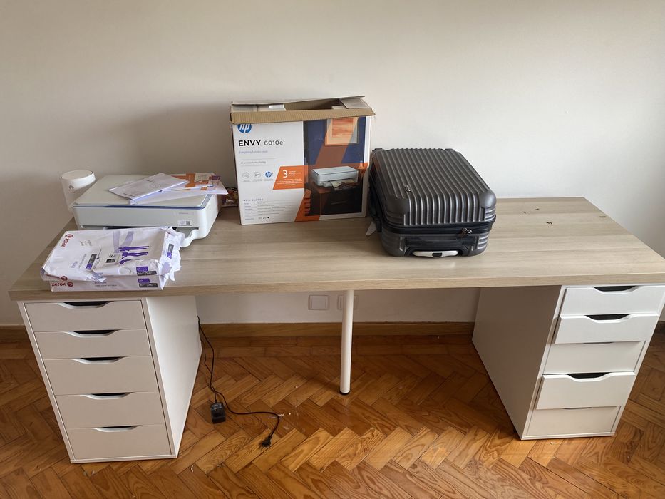 Secretaria com cadeira  e impressora