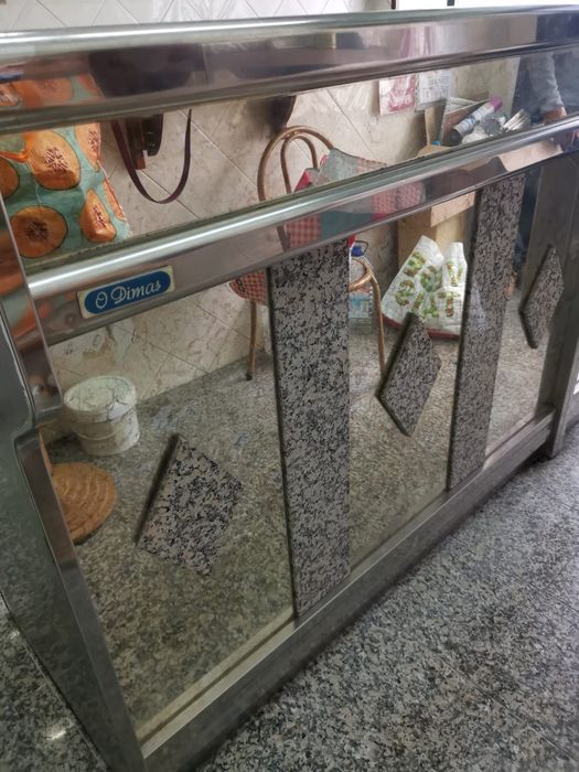 Vitrine, bancada frigorífica e bancada de inox