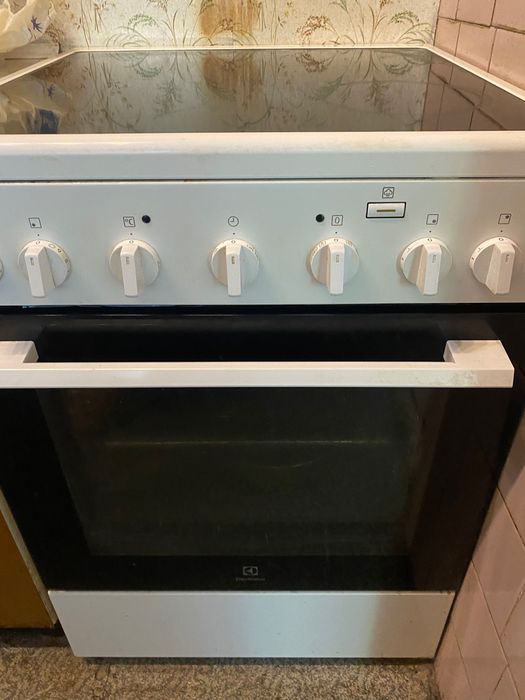 Продам електроплиту Electrolux RKR660101W
