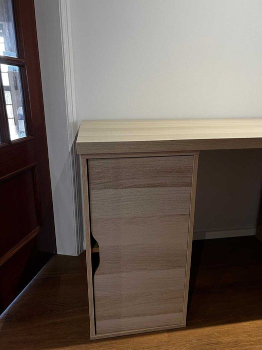 Secretária IKEA c arrumação