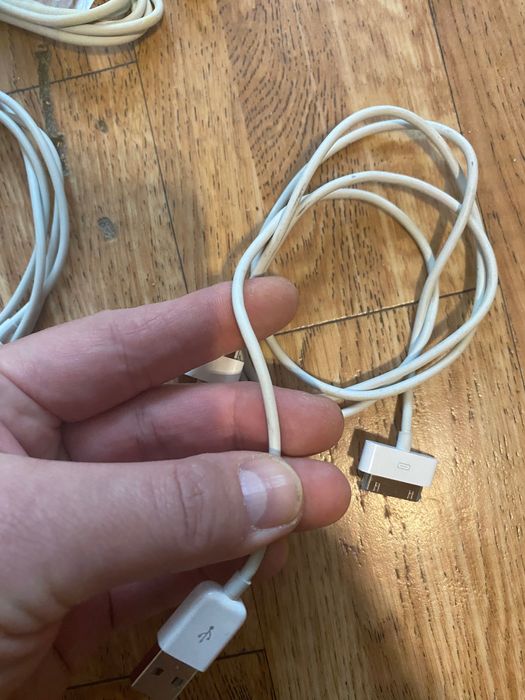 Оригінальний блок живлення Apple і 30 pin кабель.