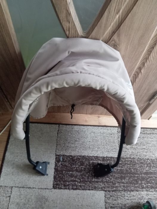 Дитячі санчата на колесах з капішоном.