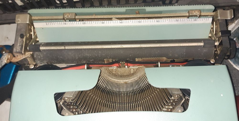 Máquina de escrever Olivetti Lettera