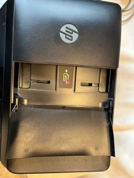 Vendo impressora HP OfficeJet 5230 a funcionar corretamente.