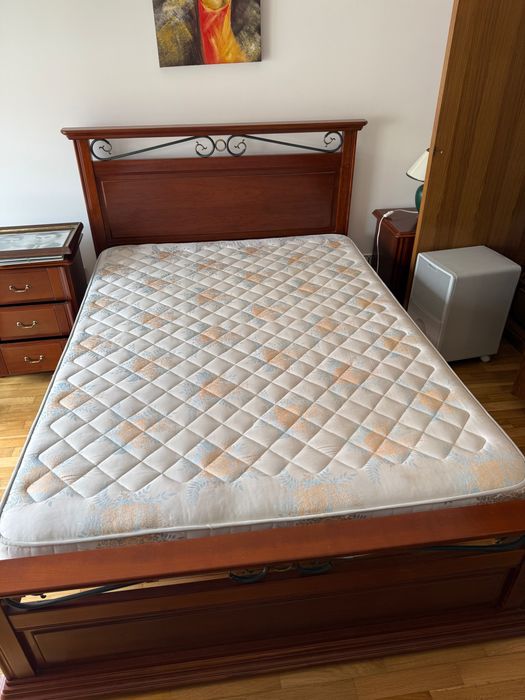 Cama á venda com colchão