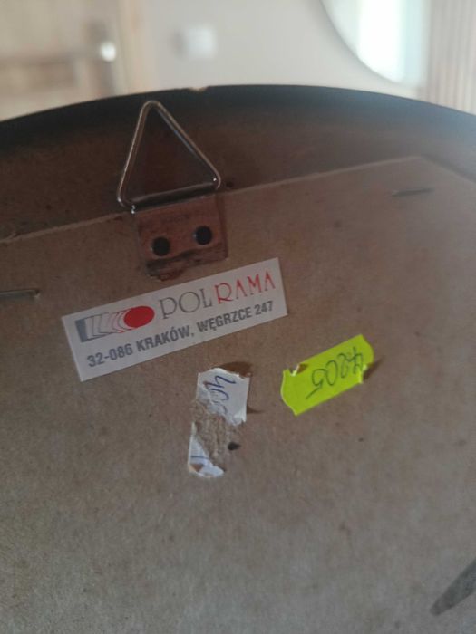 Duże lustro w ramie