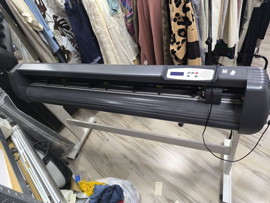 Ploter tnący SK1350T 135cm - jak nowy, uszkodzony, laptop gratis :)