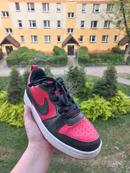 Nike junior low black and red