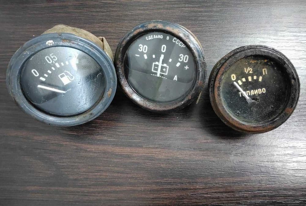 Приборы СССР: амперметр, указатели уровня топлива и др.