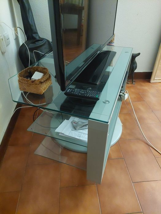 Móvel de televisão rotativo em metal e vidro