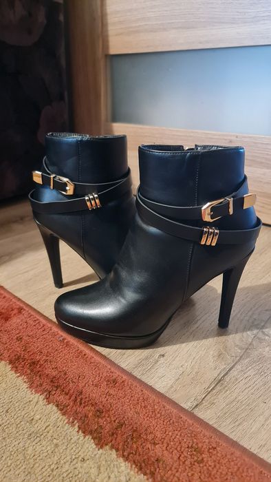 Buty Vinceza z ozdobną złotą klamrą