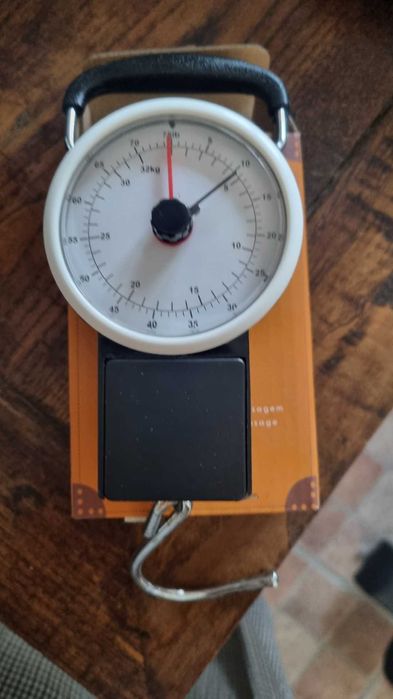 Balança para pesar malas de viagem