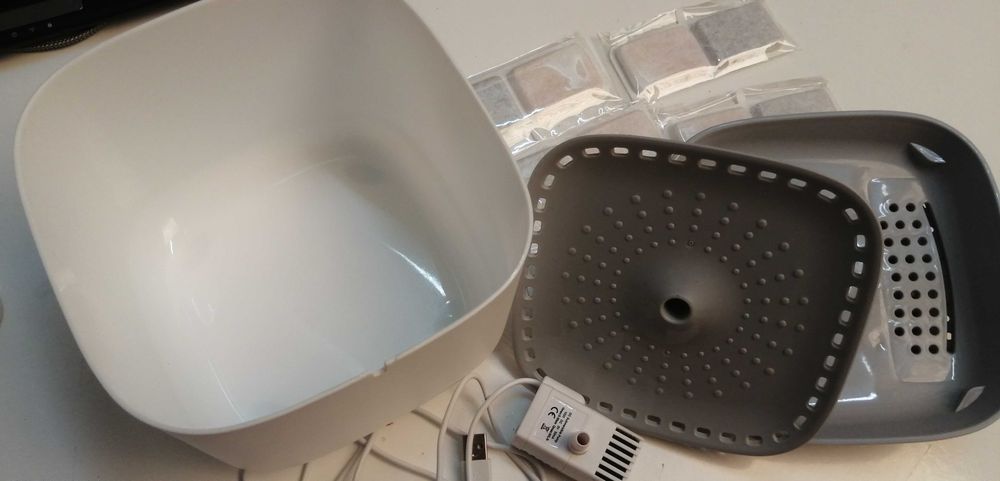 Fonte para gatos com filtros & alimentação de 220V.