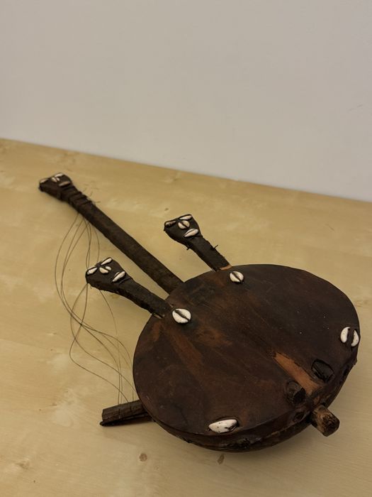 Instrumento Africano Antigo em Cabaça e Madeira
