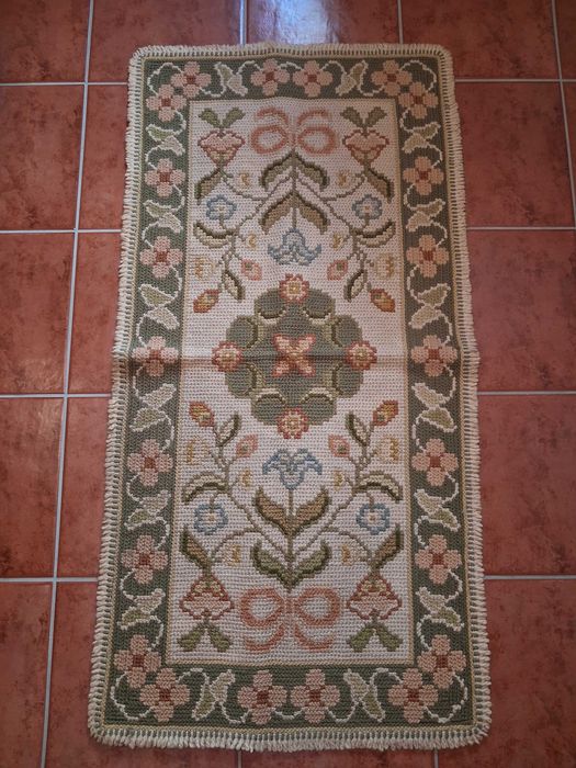 5 tapetes e carpetes de arraiolos. Peças antigas e artesanais. Em bom estado.
