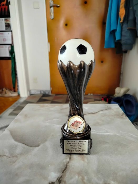 Puchar sportowy w kształcie piłki