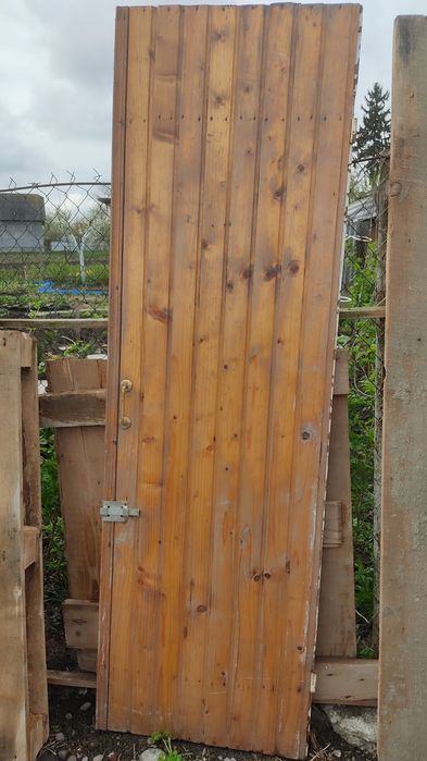 Дверь деревянная с ручкой