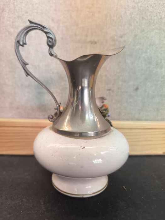 Elegante Jarra de Vidro Soprado com Flores Relevo